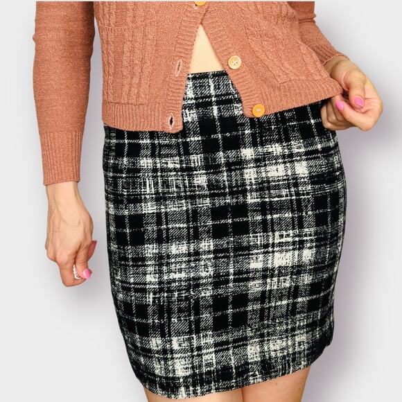 90s Black and White Plaid‎ Mini Skirt - Picture 3 of 5